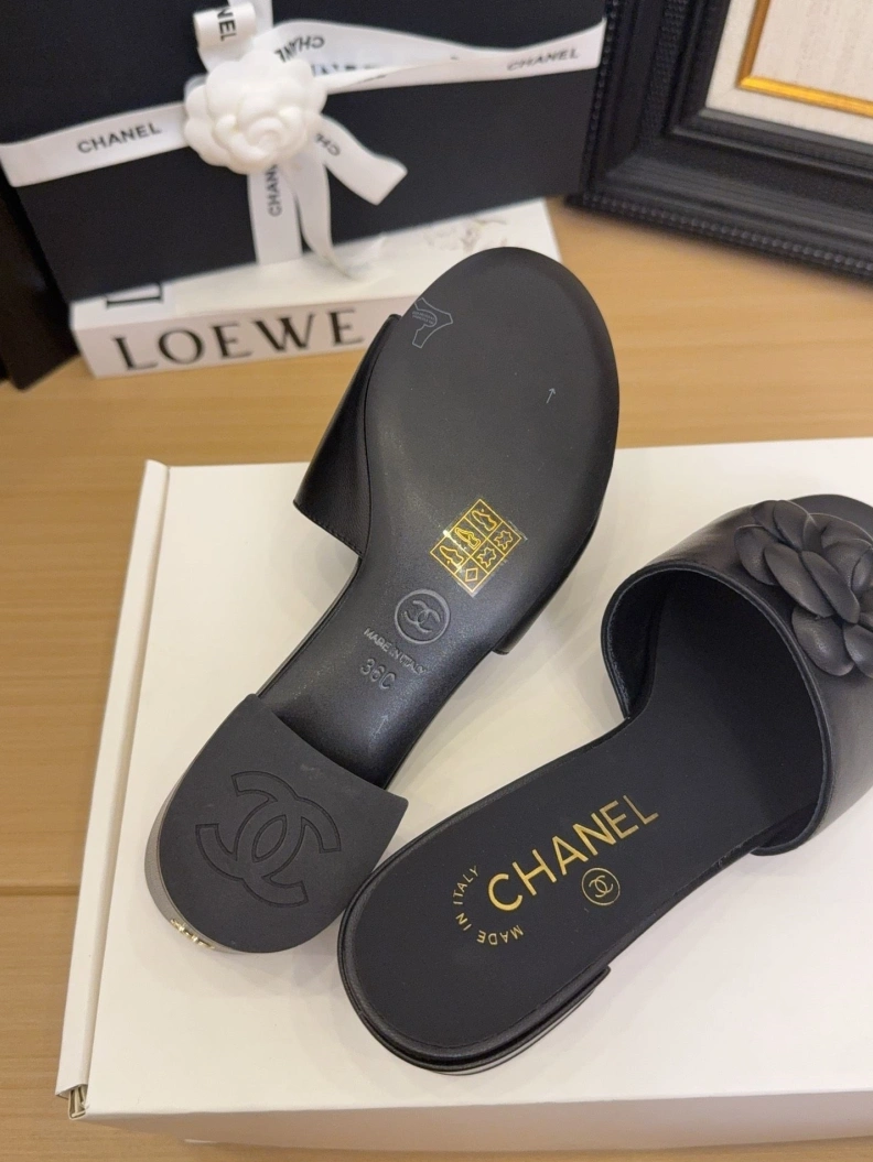 Bright Chxnxl Slippers 118788