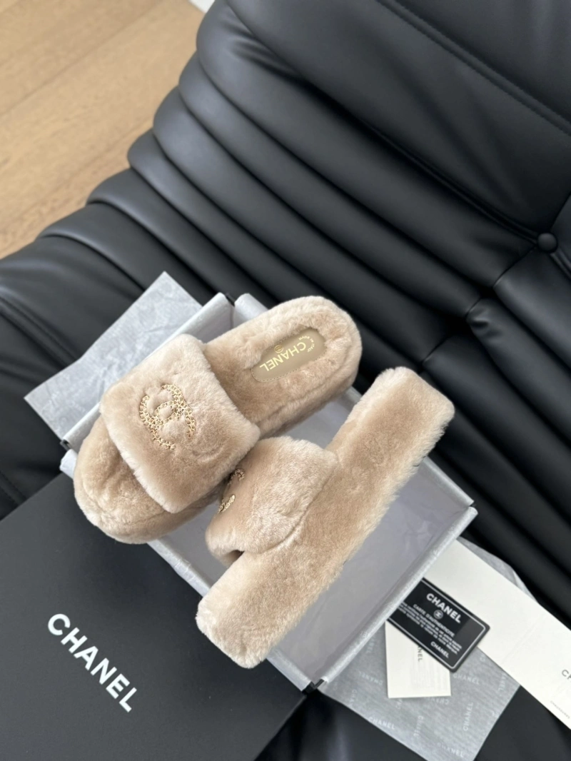 Lightweight Chxnxl Slippers 129889