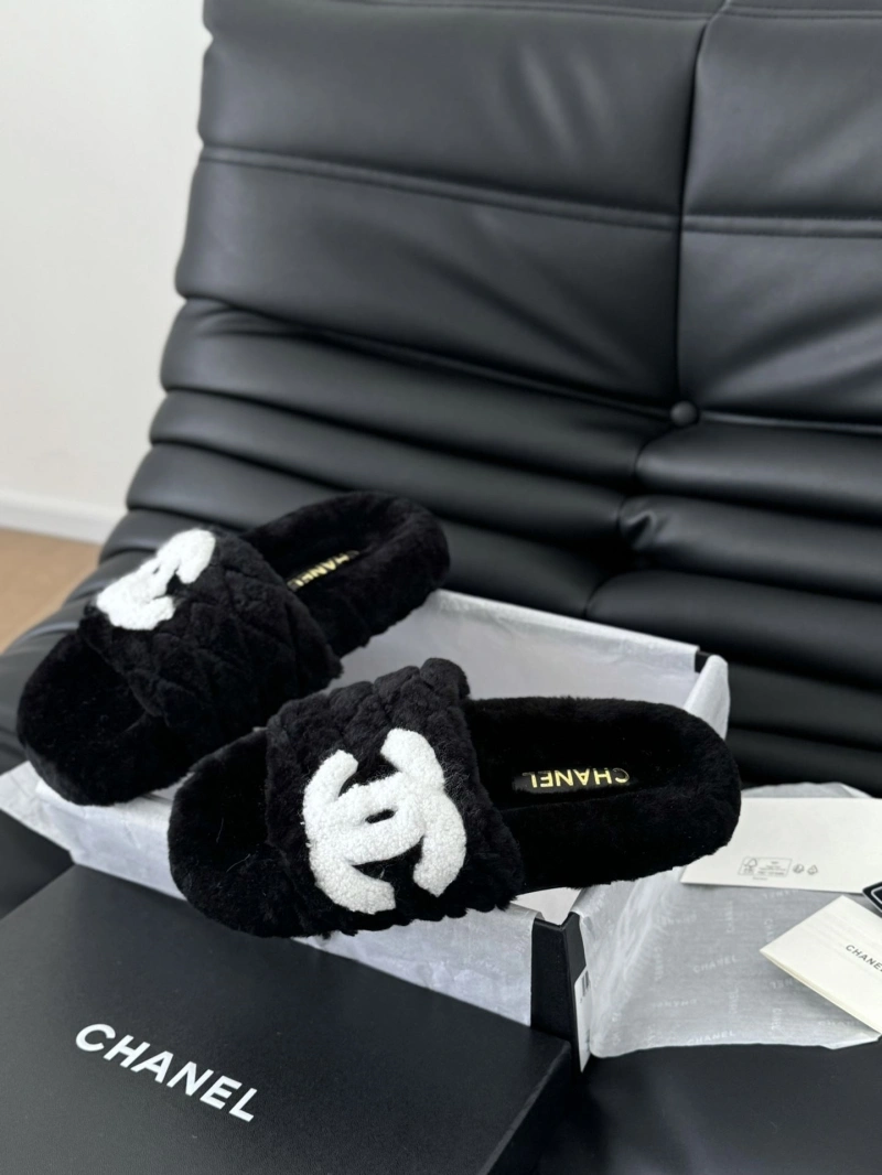 WellDesigned Chxnxl Slippers 129886