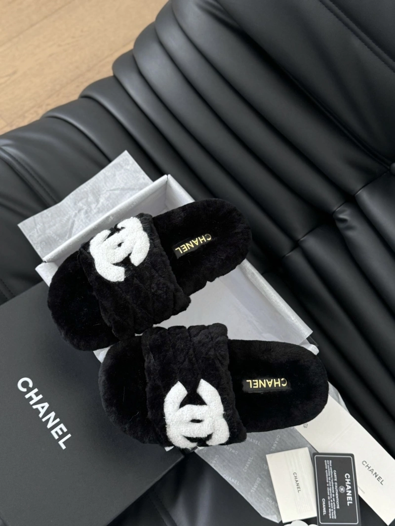 WellDesigned Chxnxl Slippers 129886