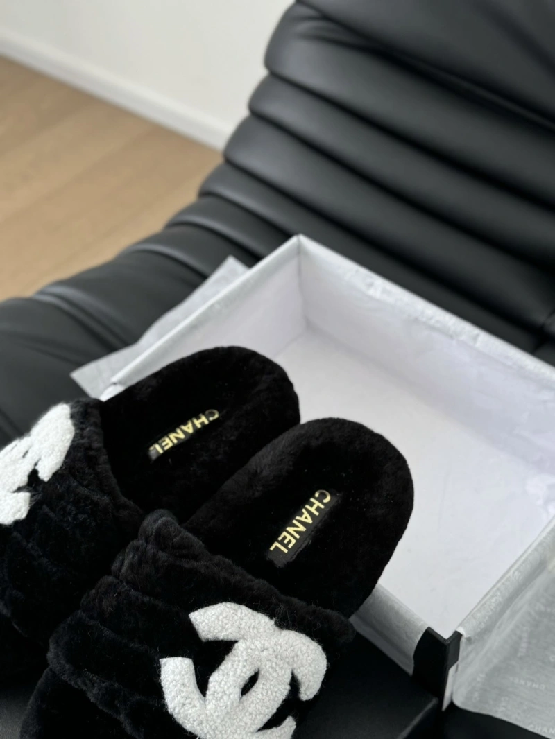 WellDesigned Chxnxl Slippers 129886