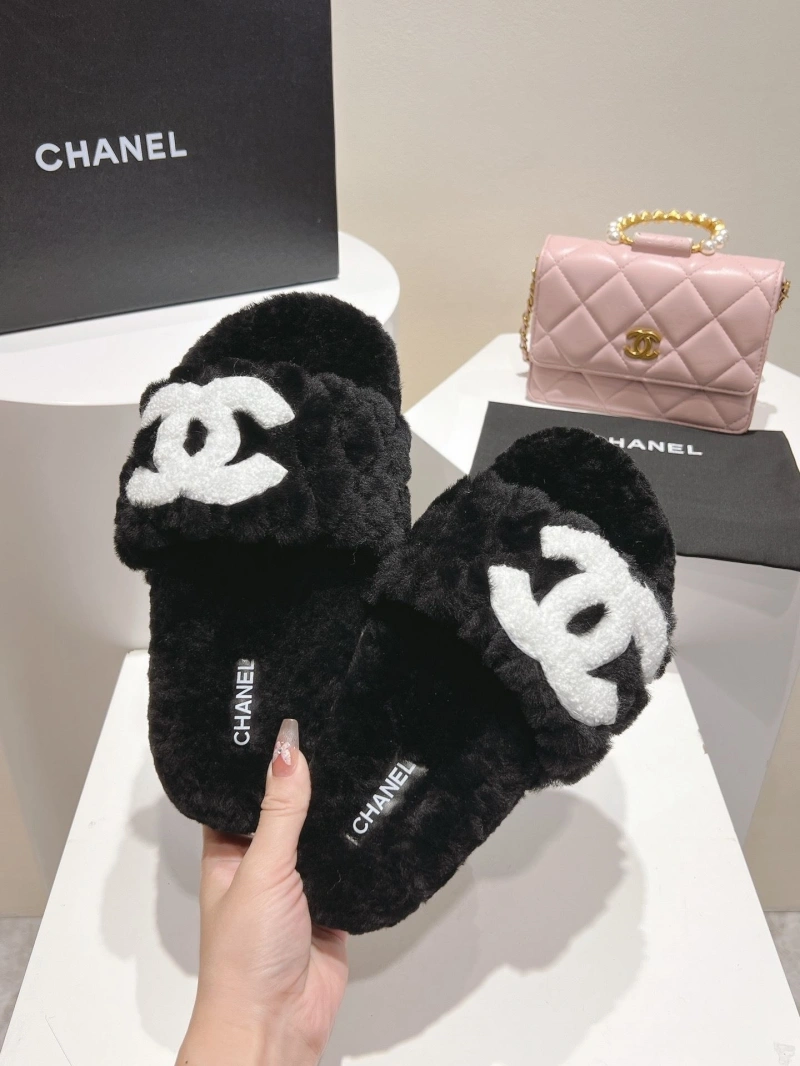 Vibrant Chxnxl Slippers 129861