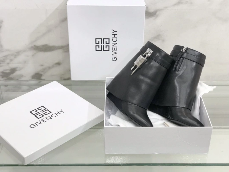 Vibrant Gxvxnchy Boots 153331