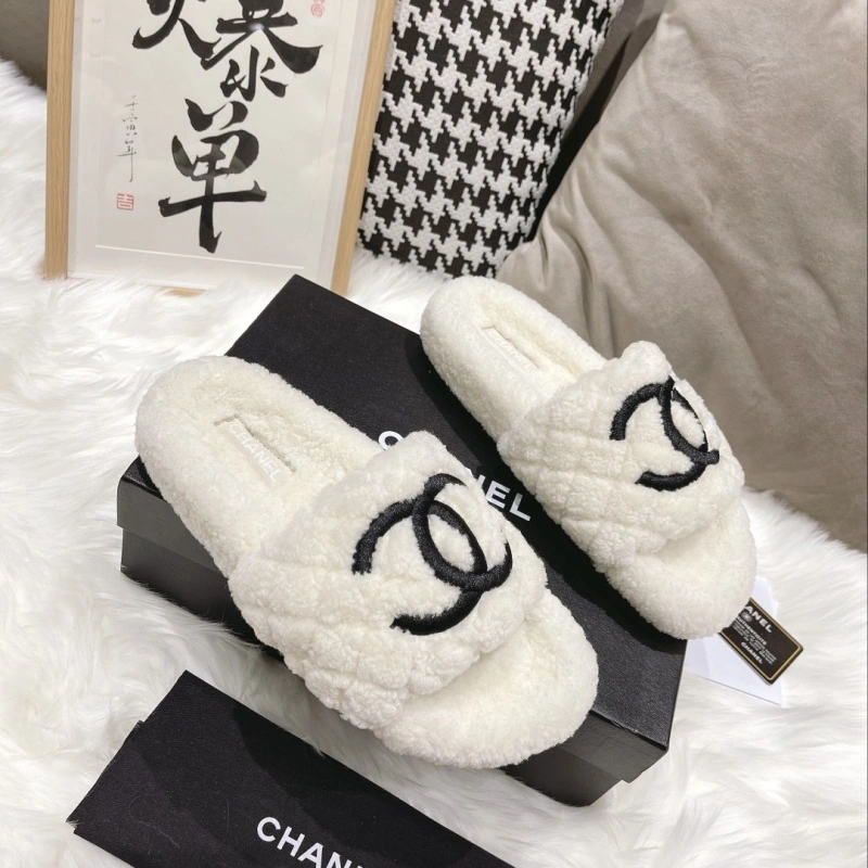 Sleek Chxnxl Slippers 124214