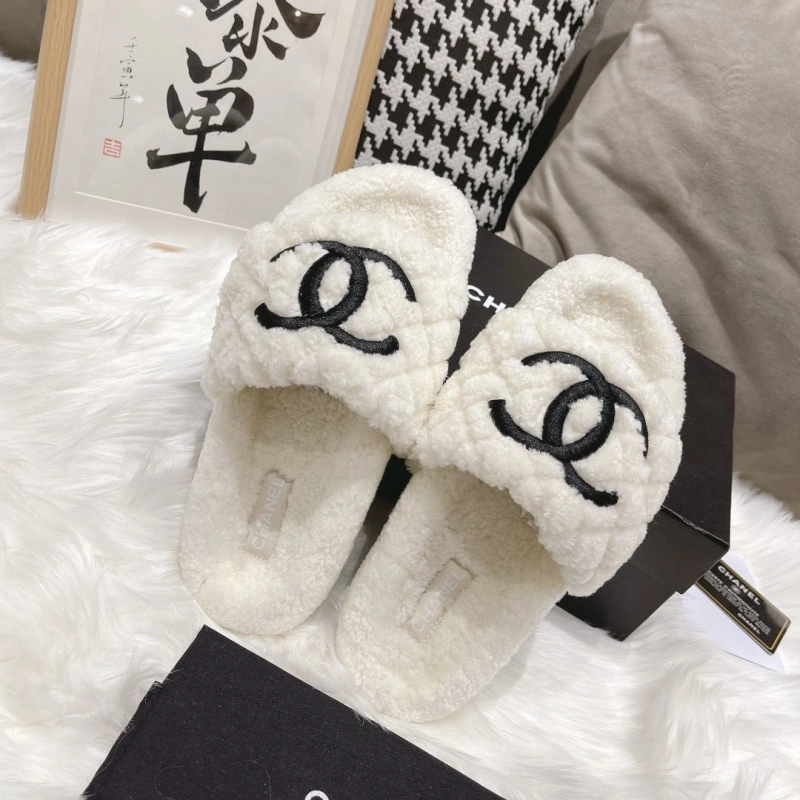 Sleek Chxnxl Slippers 124214