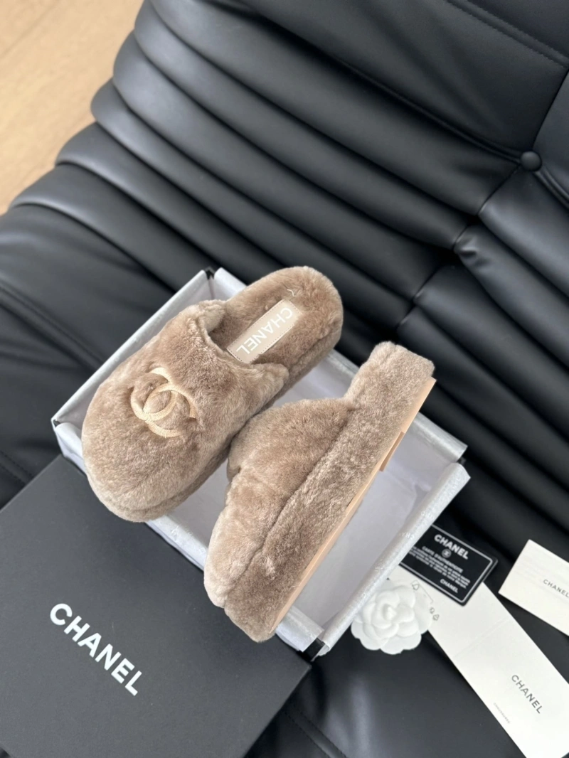Unique Chxnxl Slippers 124177