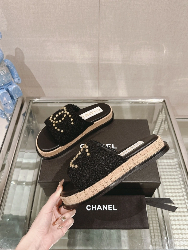 WellDesigned Chxnxl Slippers 116970