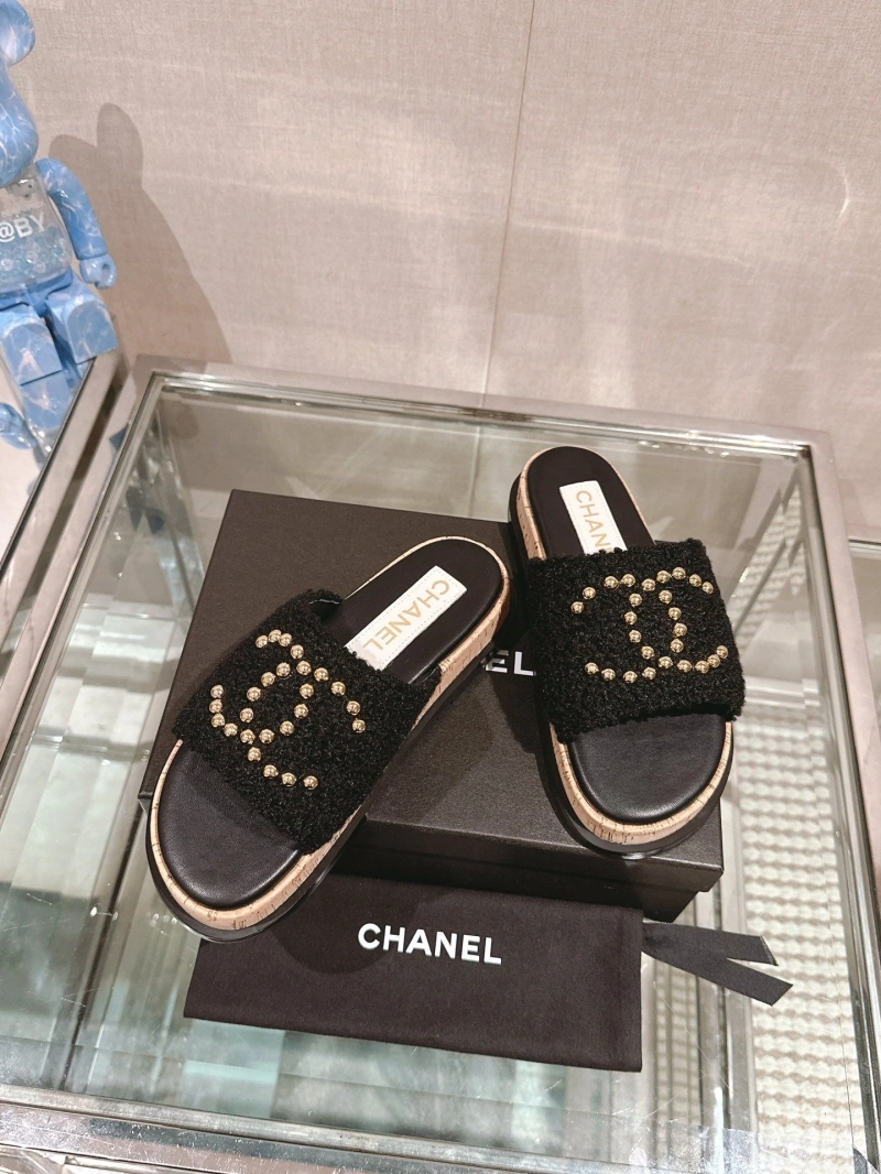 WellDesigned Chxnxl Slippers 116970