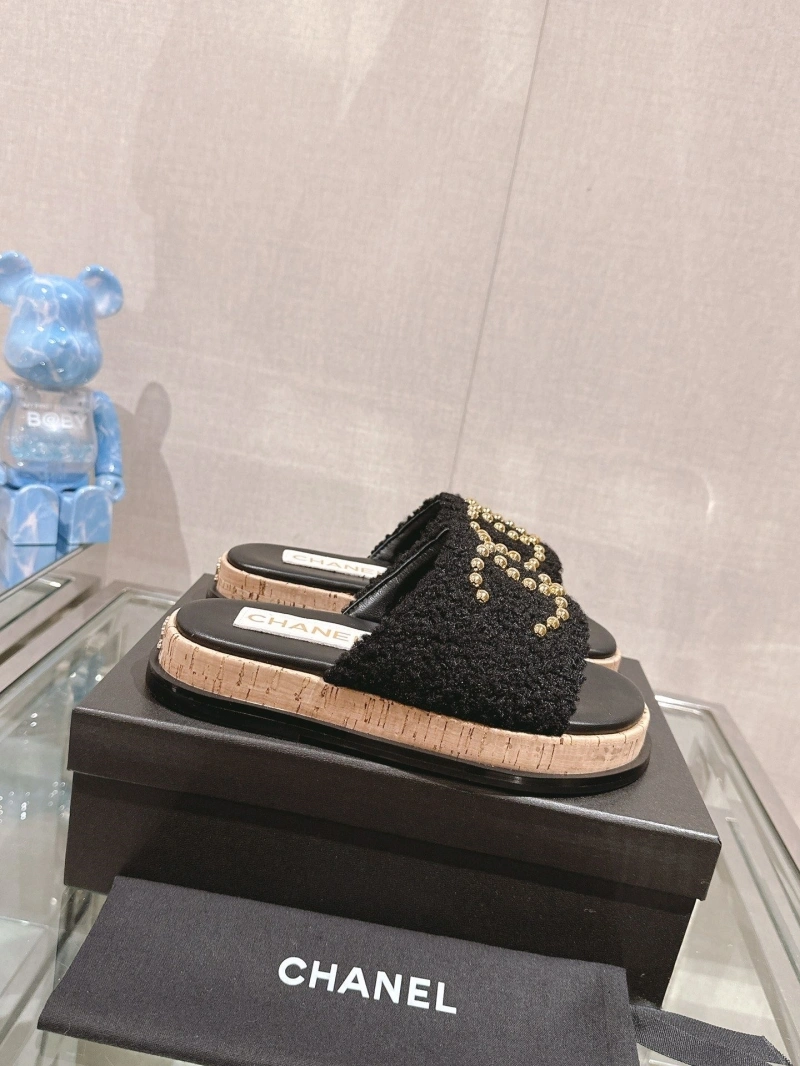 WellDesigned Chxnxl Slippers 116970
