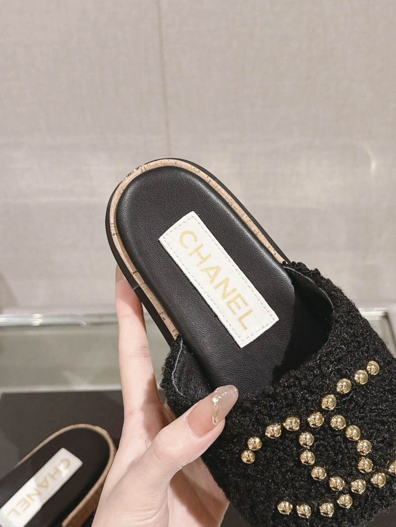 WellDesigned Chxnxl Slippers 116970