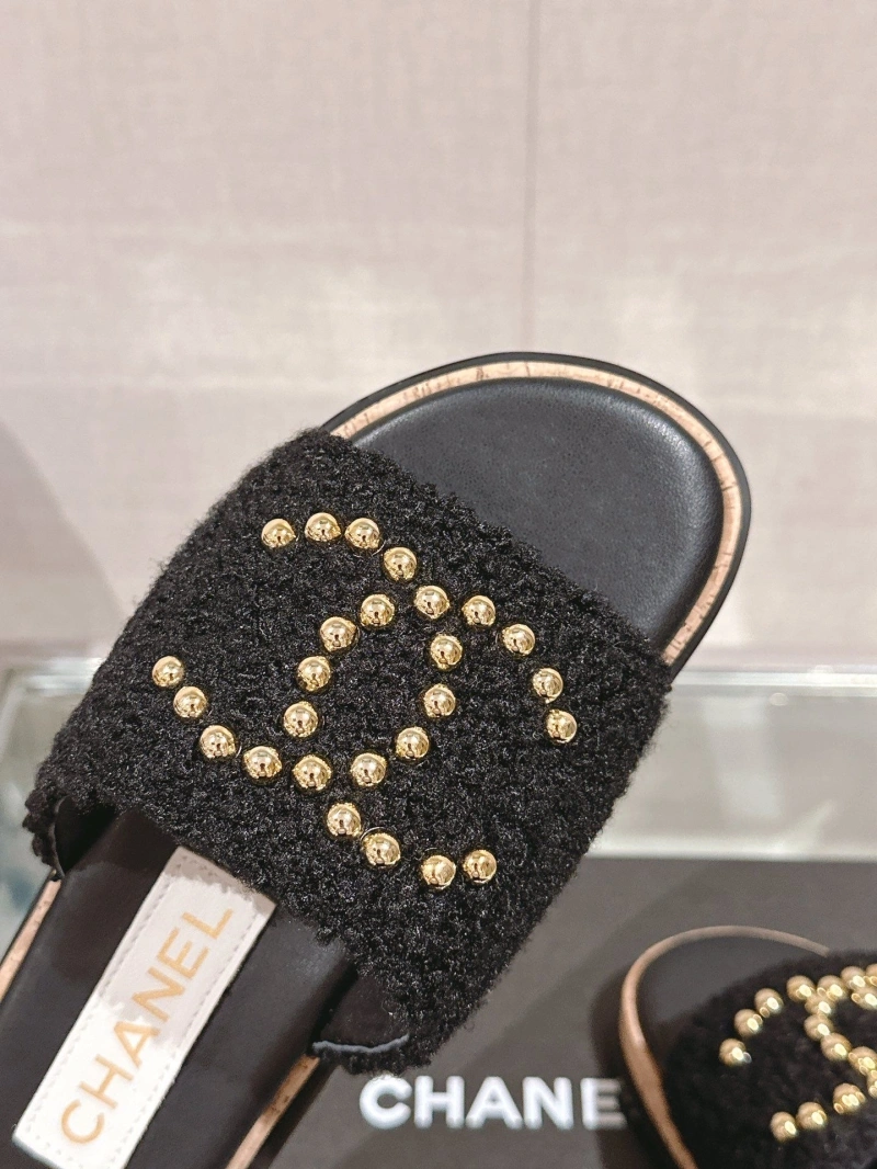 WellDesigned Chxnxl Slippers 116970