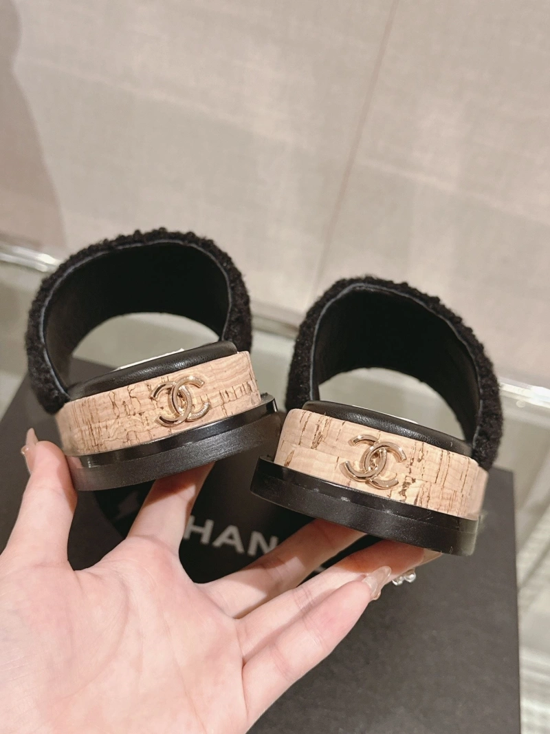 WellDesigned Chxnxl Slippers 116970