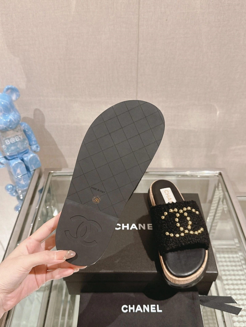 WellDesigned Chxnxl Slippers 116970