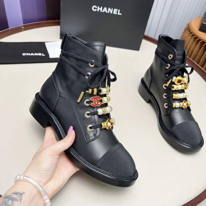 Versatile Chxnxl Boots 125328