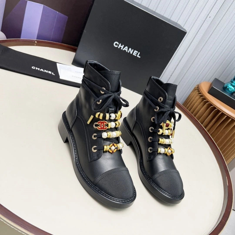 Versatile Chxnxl Boots 125328