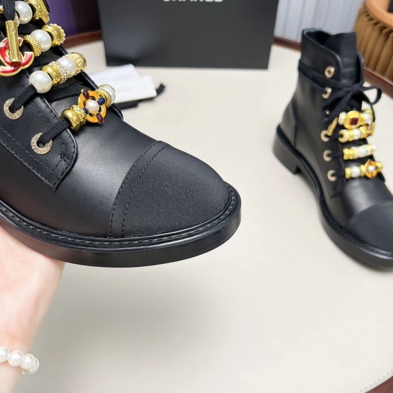 Versatile Chxnxl Boots 125328