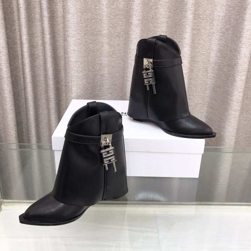 Efficient Gxvxnchy Boots 153311