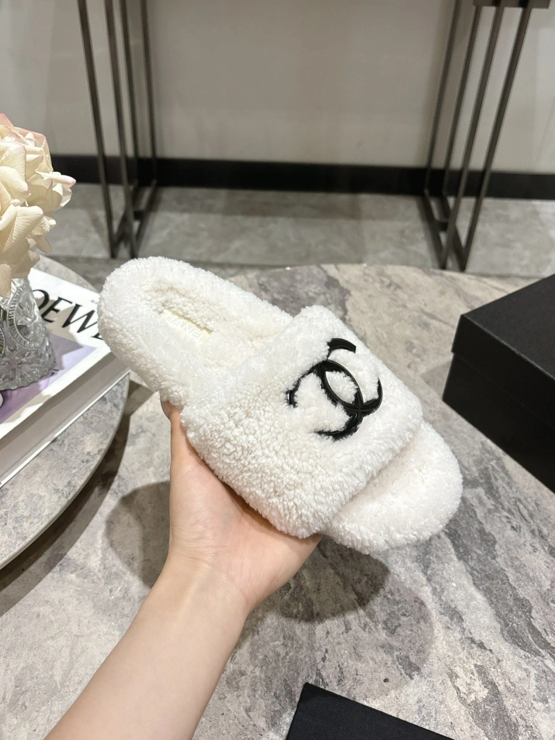 Trendsetting Chxnxl Slippers 124130