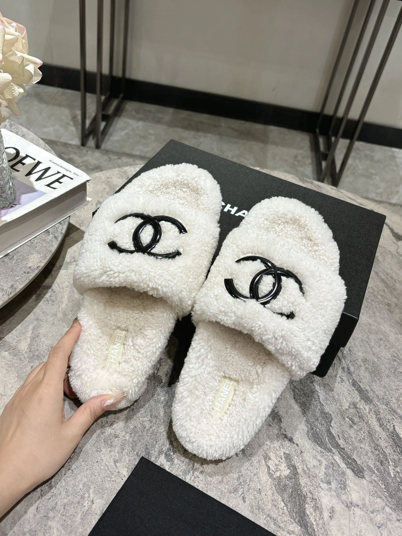 Trendsetting Chxnxl Slippers 124130