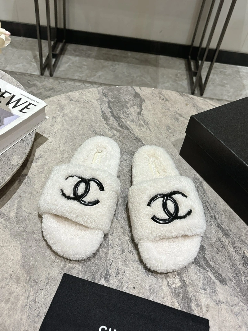 Trendsetting Chxnxl Slippers 124130