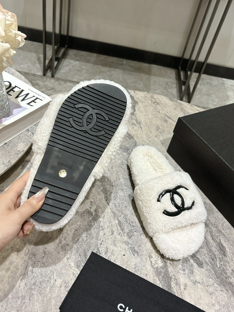 Trendsetting Chxnxl Slippers 124130