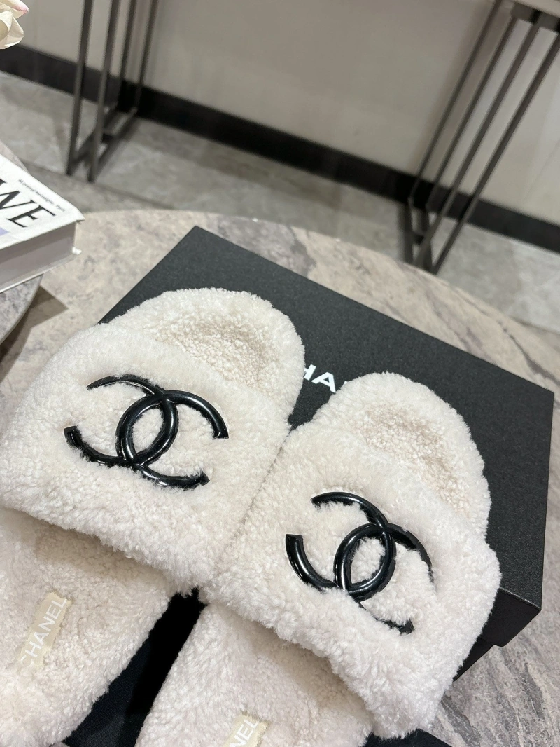 Trendsetting Chxnxl Slippers 124130