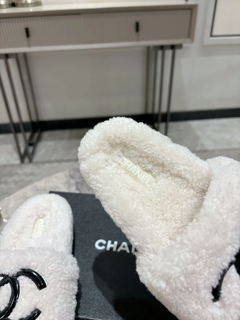 Trendsetting Chxnxl Slippers 124130