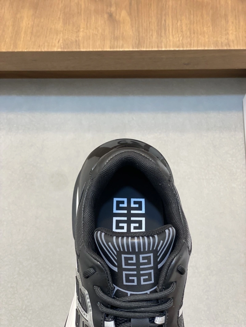 WellDesigned Gxvxnchy Sneakers 153302