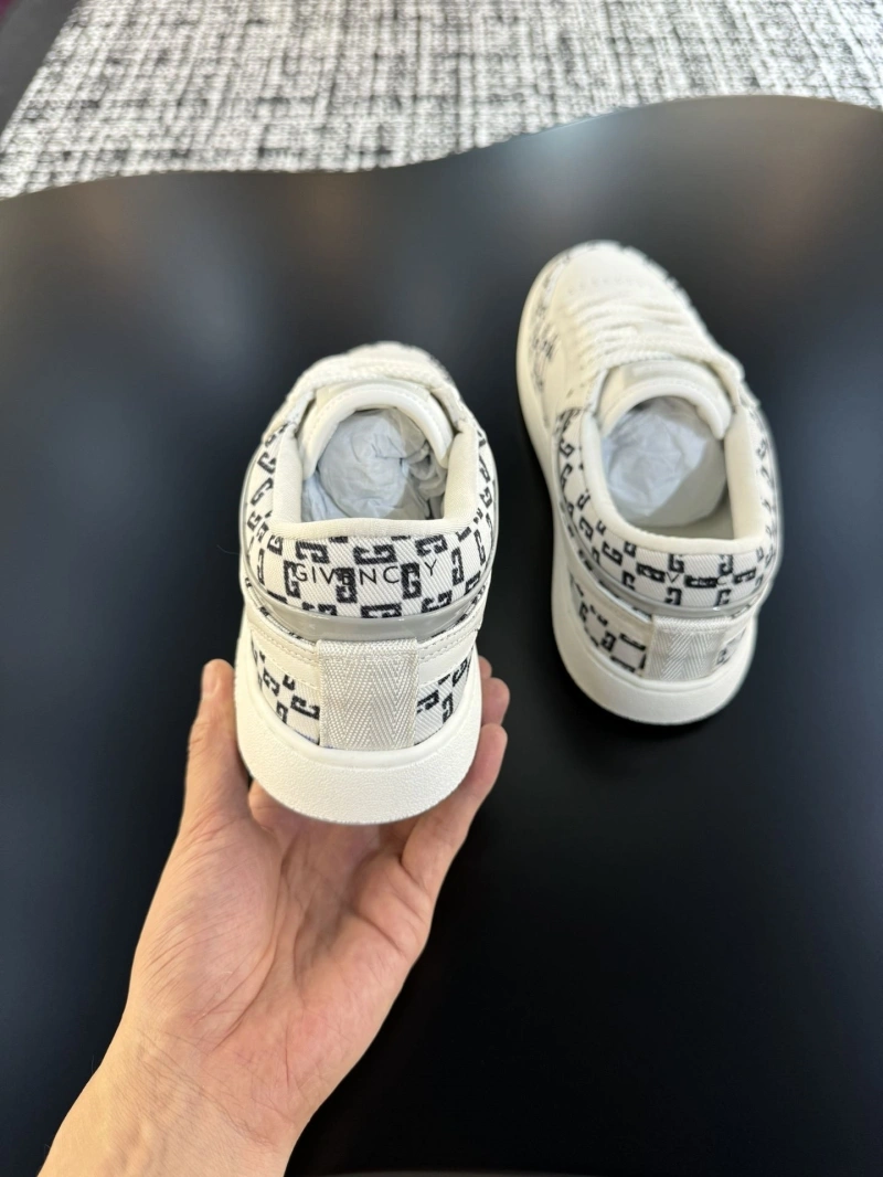 Gxvxnchy Sneakers Sophisticated 153278