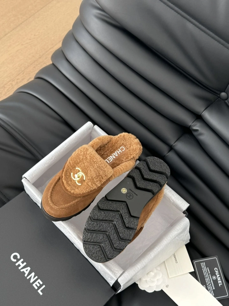 Sleek Chxnxl Slippers 124112