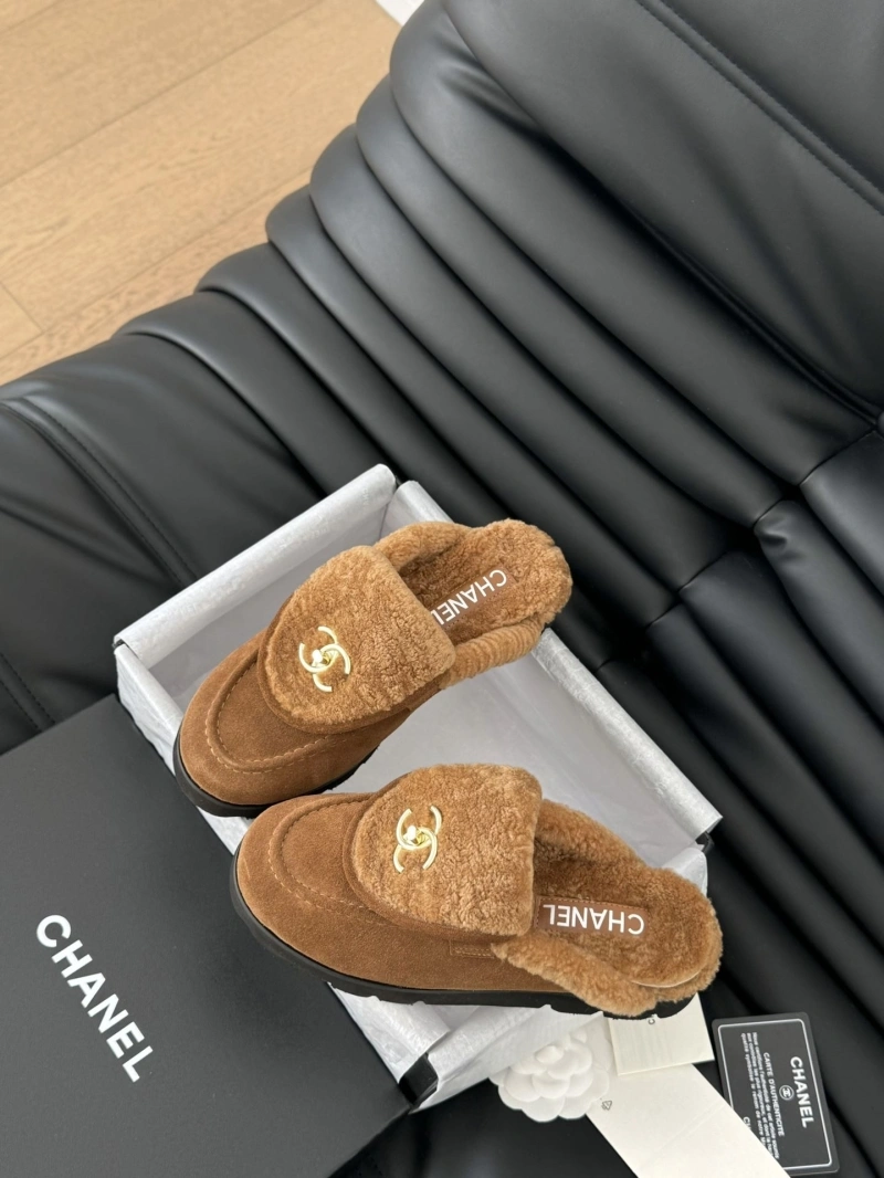 Sleek Chxnxl Slippers 124112