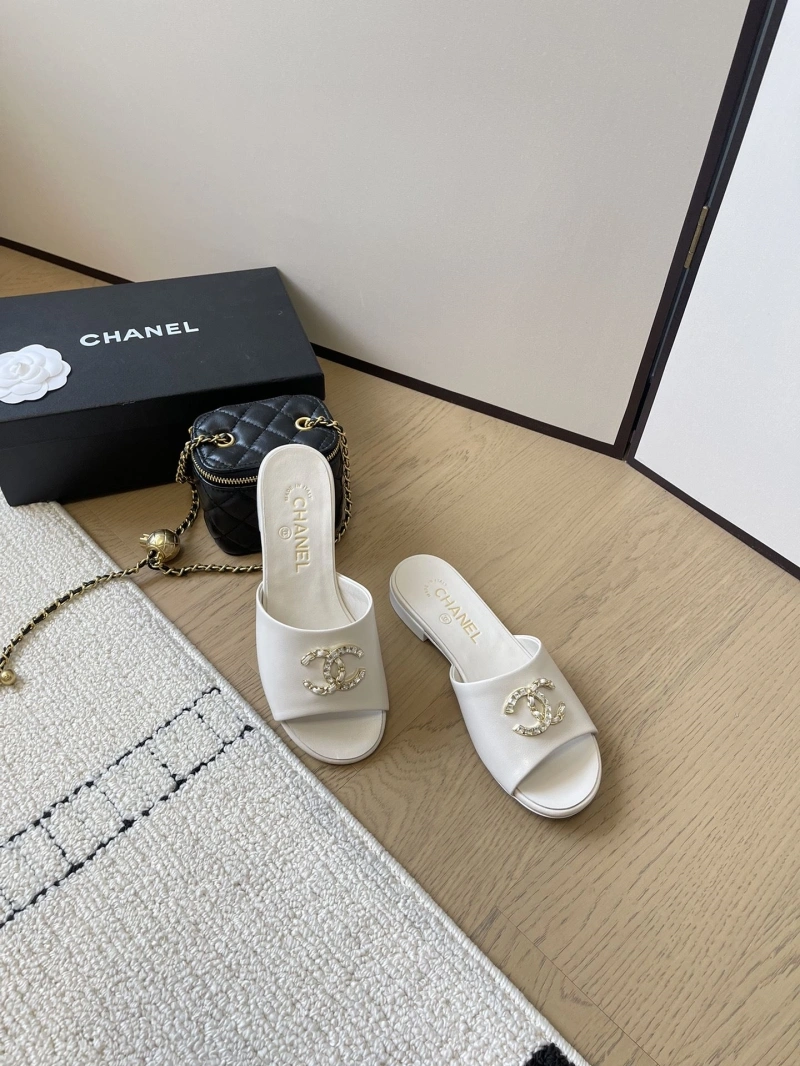 Durable Chxnxl Slippers 124086