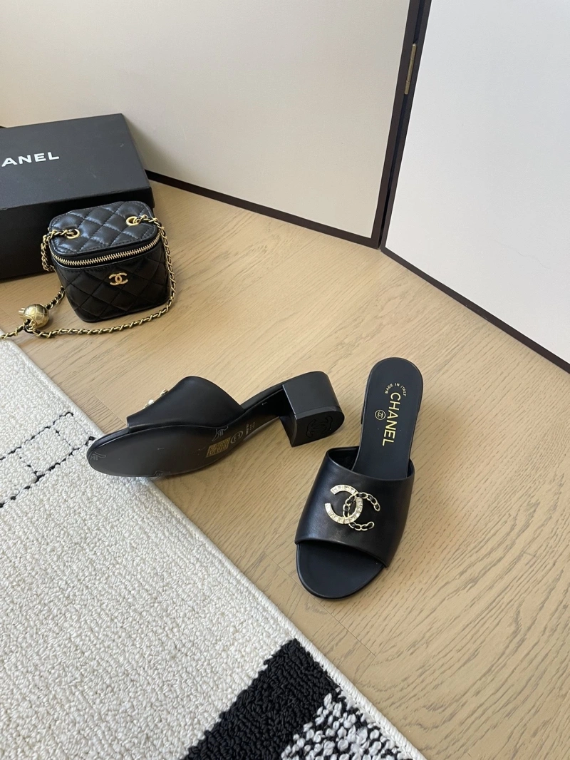 Vibrant Chxnxl Slippers 124079