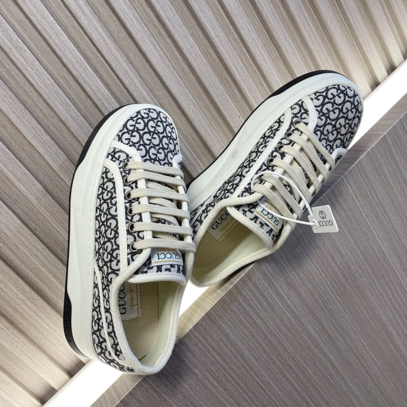 Trendsetting Gxccx Sneakers 158634