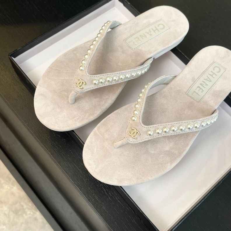Trendsetting Chxnxl Slippers 120235
