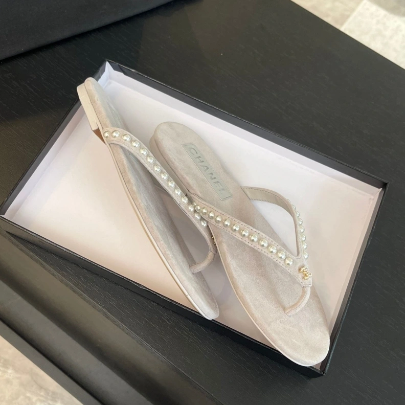 Trendsetting Chxnxl Slippers 120235