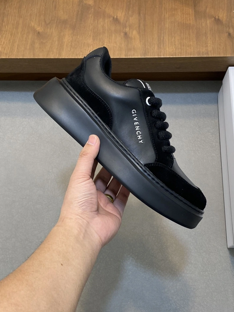 HighQuality Gxvxnchy Sneakers 152846