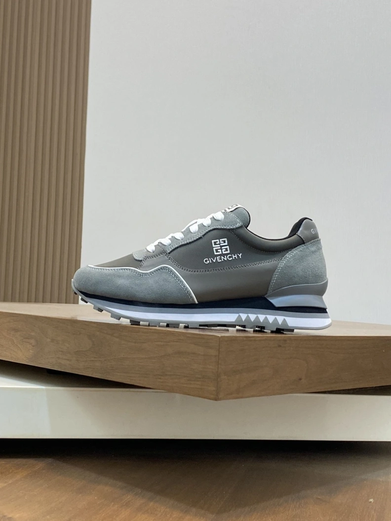 Minimalist Gxvxnchy Sneakers 152842