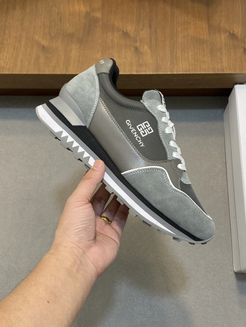 Minimalist Gxvxnchy Sneakers 152842
