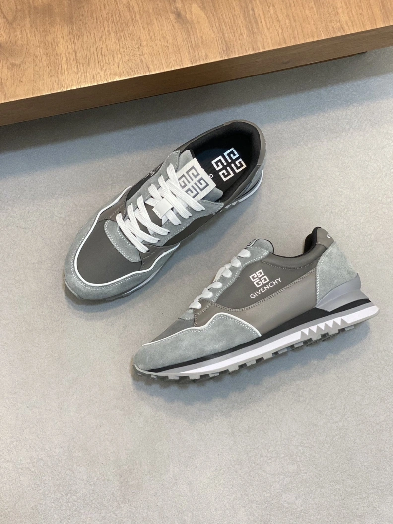 Minimalist Gxvxnchy Sneakers 152842