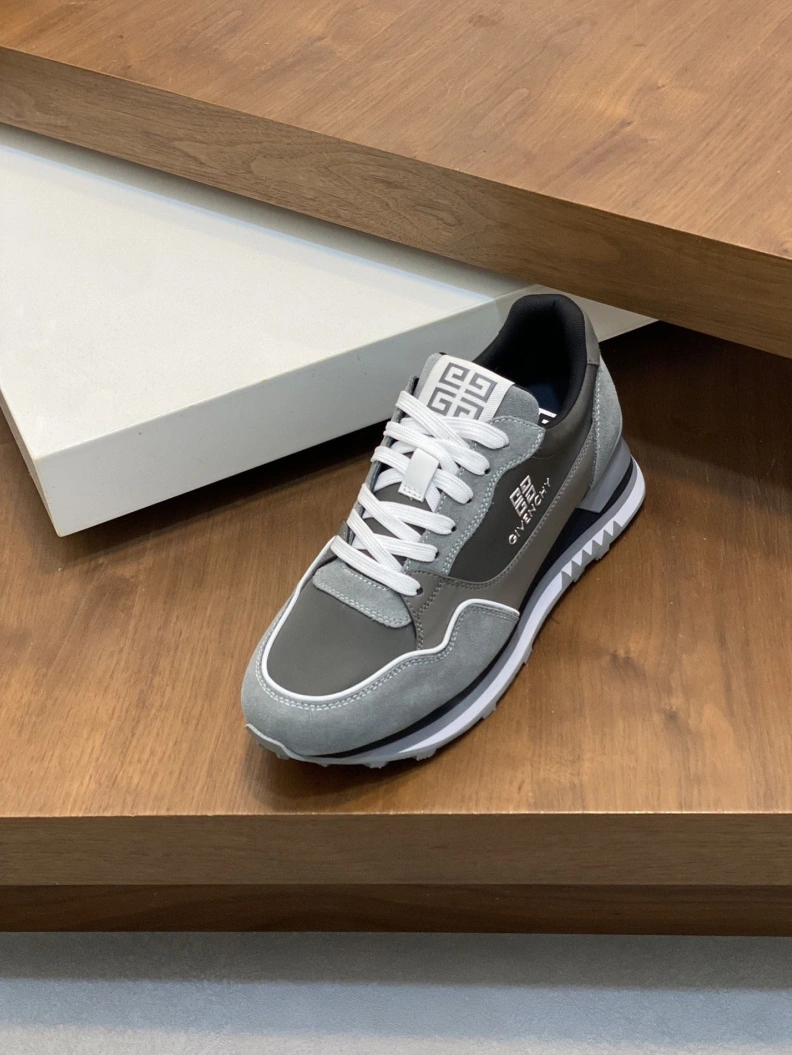 Minimalist Gxvxnchy Sneakers 152842