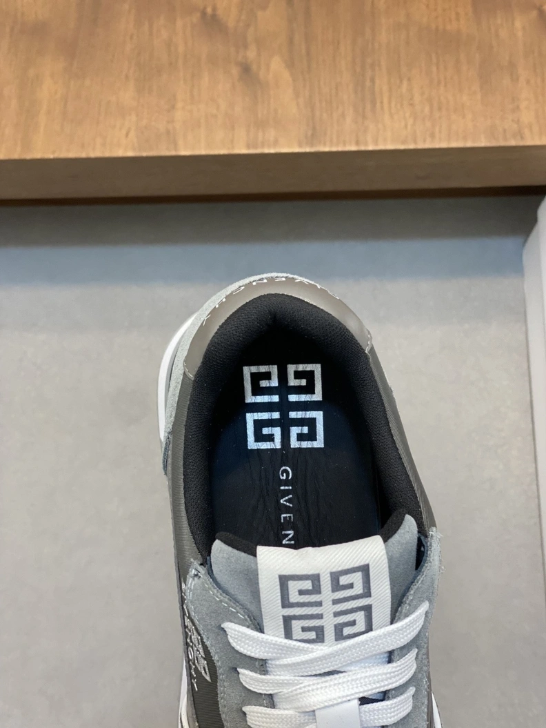 Minimalist Gxvxnchy Sneakers 152842