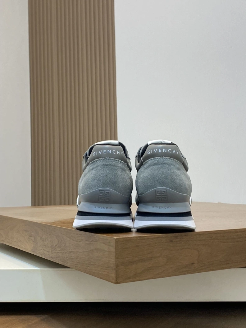 Minimalist Gxvxnchy Sneakers 152842