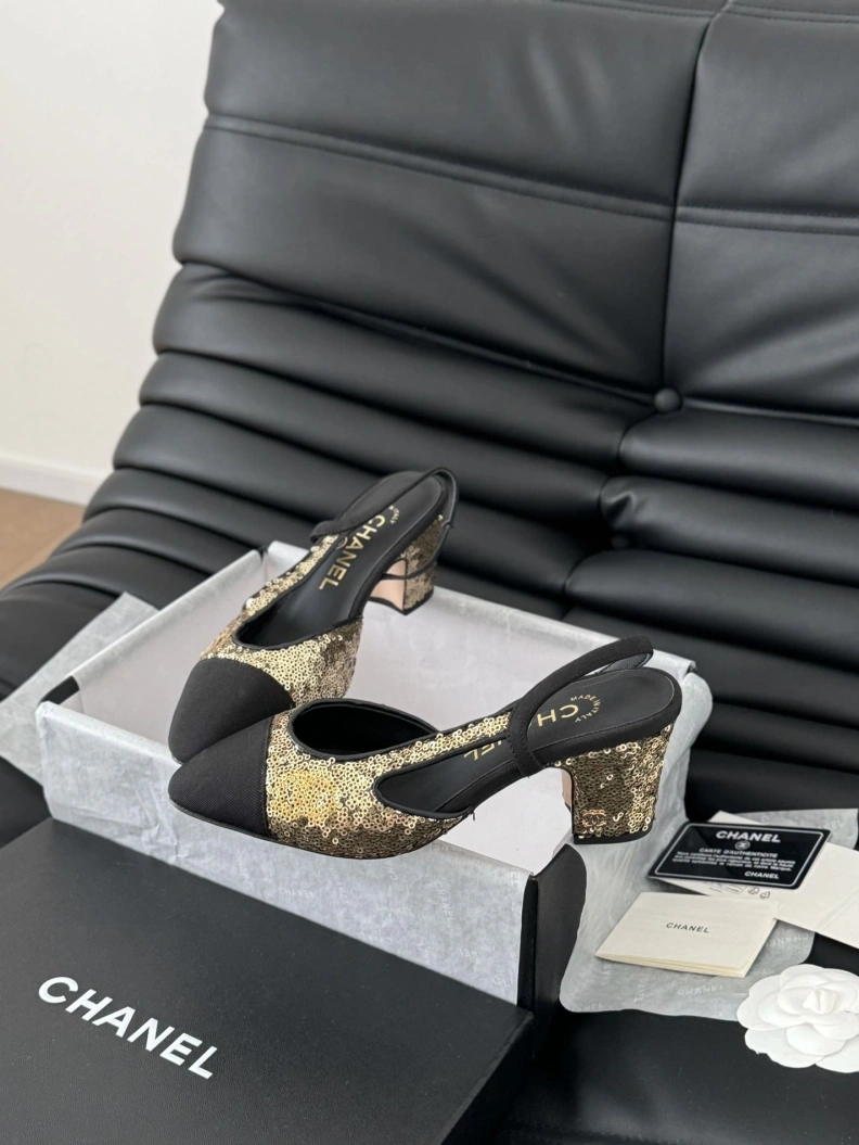 Versatile Chxnxl Sandals 120651