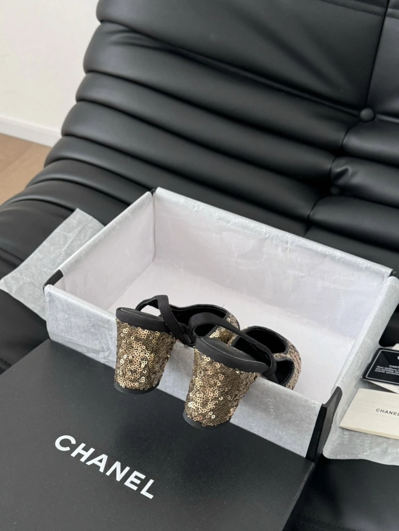 Versatile Chxnxl Sandals 120651