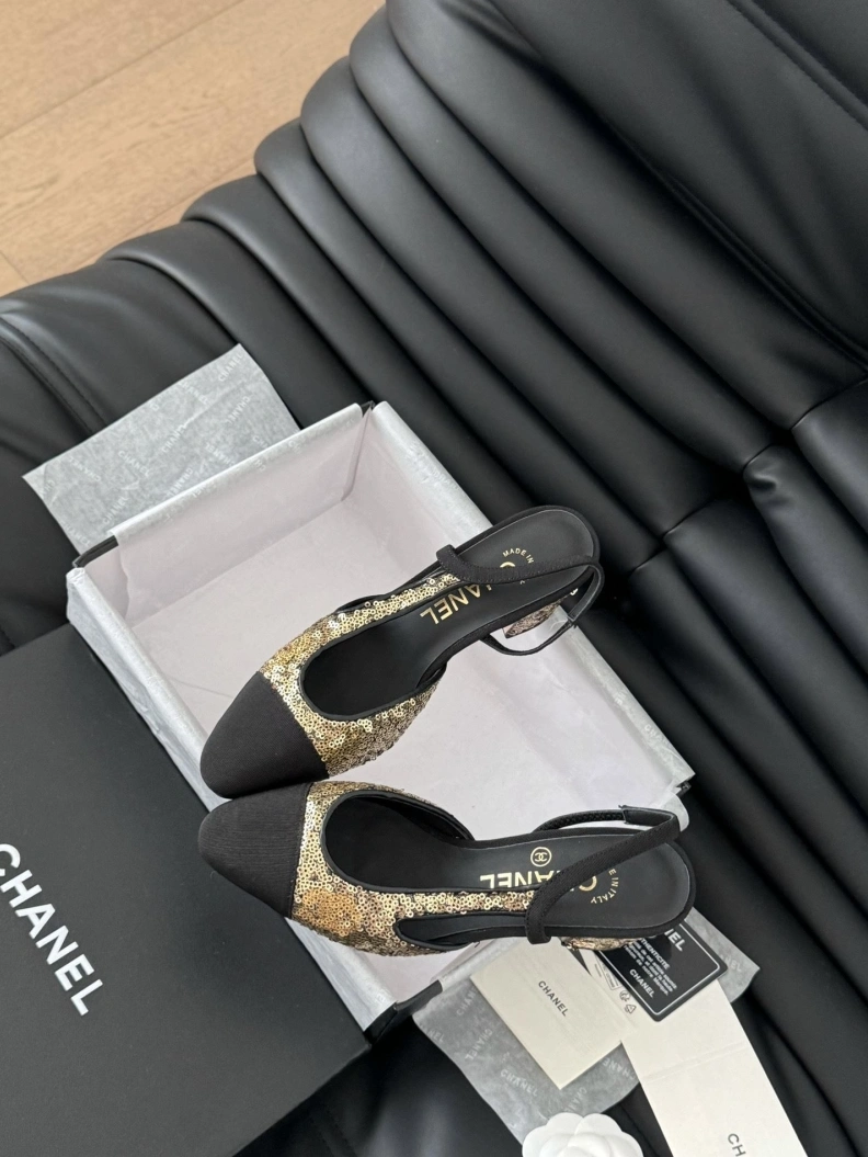 Versatile Chxnxl Sandals 120651
