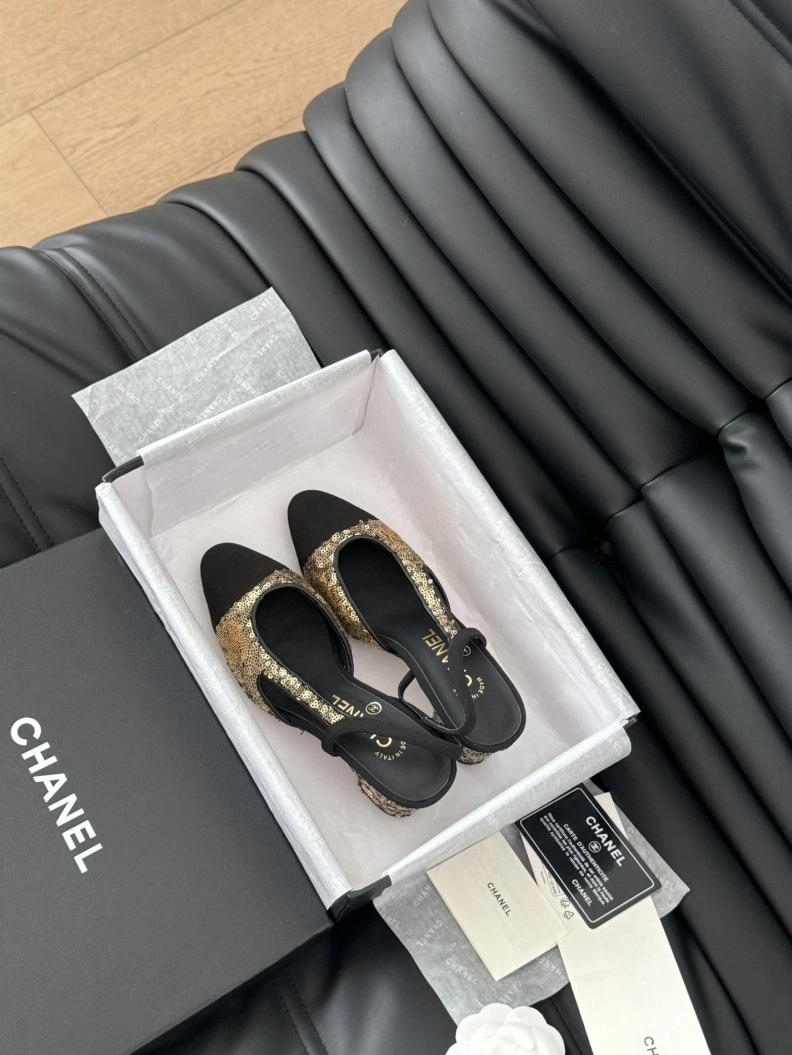 Versatile Chxnxl Sandals 120651