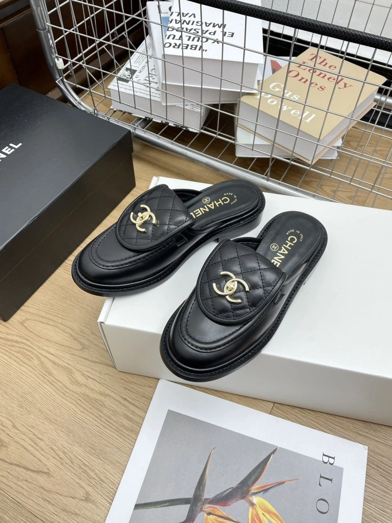 Fashionable Chxnxl Slippers 120179