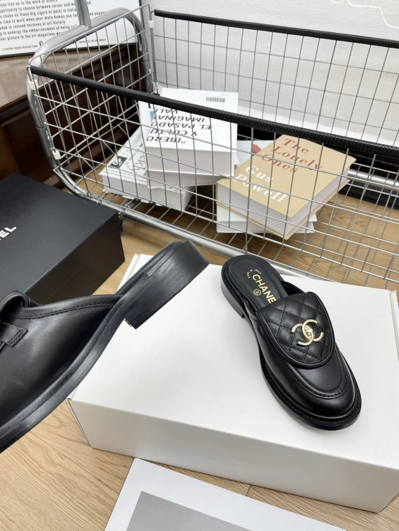 Fashionable Chxnxl Slippers 120179