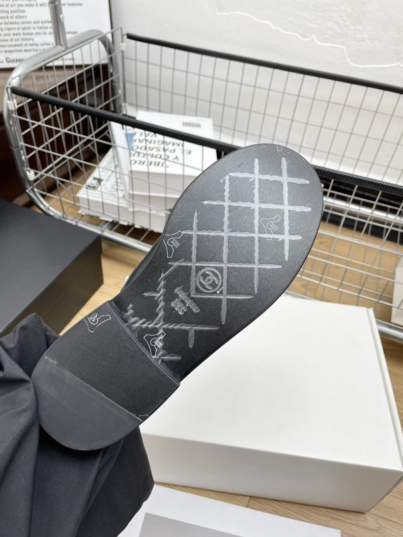Fashionable Chxnxl Slippers 120179